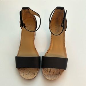 Black naturalizer 8.5 wide shoes like new/never worn outside house